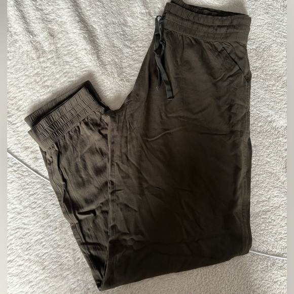 Aritzia TNA Army Green Cargo Pants - Picture 4 of 4